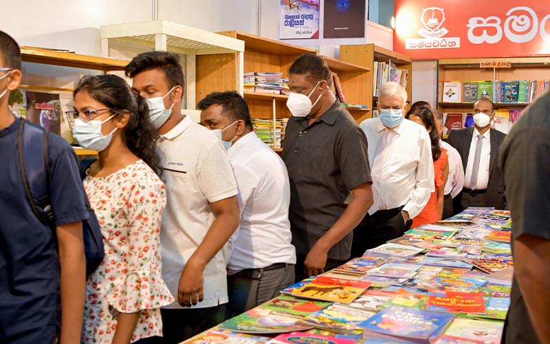 President visits the Colombo International Book Fair 04